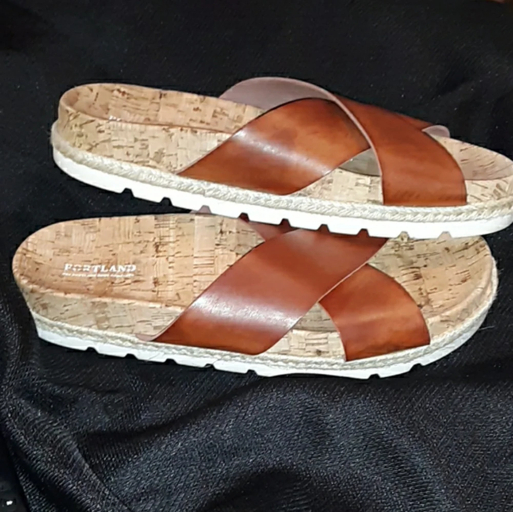 Slide/Sandals - Picture 2 of 8